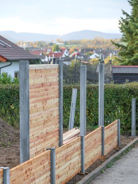 Sichtschutz Zaun Trennwand Lärchenholz Beton Wandel